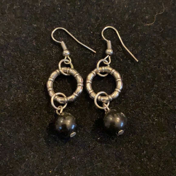 Black and silver dangle earrings - Picture 1 of 2
